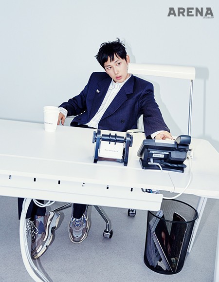 우븐 스트라이프 패턴의 헤링본 재킷·같은 패턴의 팬츠·인터랙티브 http 스트라이프 패턴 셔츠·웨이브 로고 커프링크스·구조적인 형태의 트리플 S 스니커즈 모두 발렌시아가 제품. 