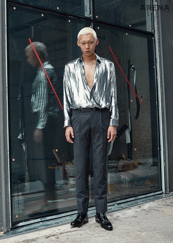 Saint Laurent 
광택감이 도는 은색 셔츠·검은색 팬츠·은색 목걸이·검은색 에나멜 슈즈 모두 가격미정 생 로랑 제품.