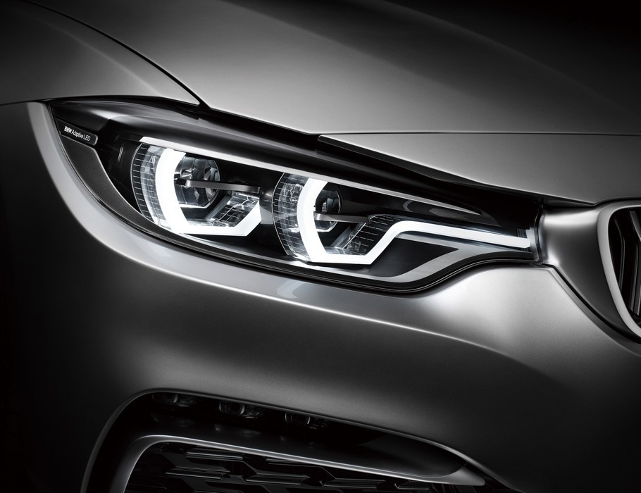 원형 헤드램프가 육각형으로 바뀌었고, 방향지시등은 더 날카로워졌다.