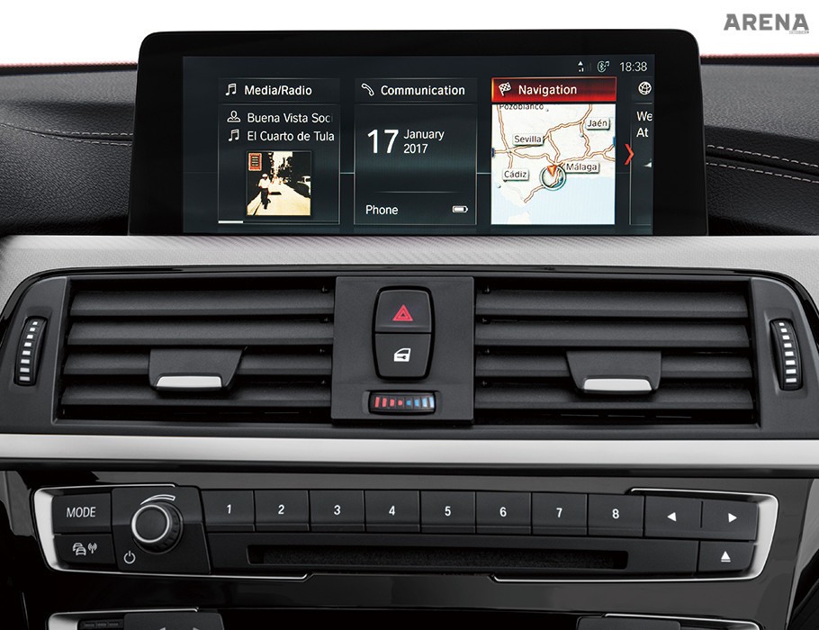 내비게이션 시스템에는 6개의 대형 타일형 아이콘을 배치했다. 