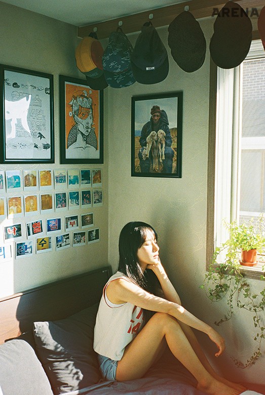 설아가 입은 흰색 상의는 리바이스, 데님 쇼츠는 스타일리스트 소장품.