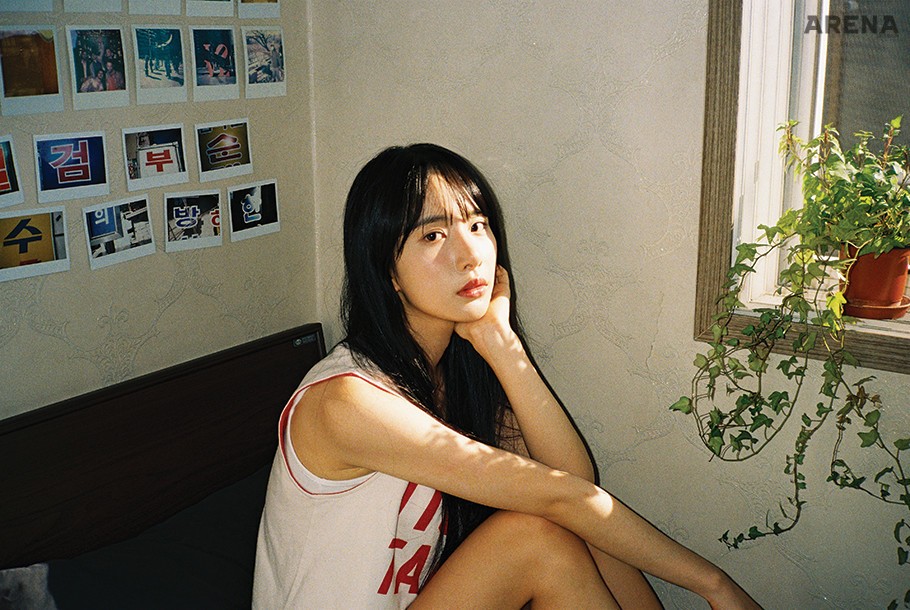 설아가 입은 흰색 상의는 리바이스, 데님 쇼츠는 스타일리스트 소장품.