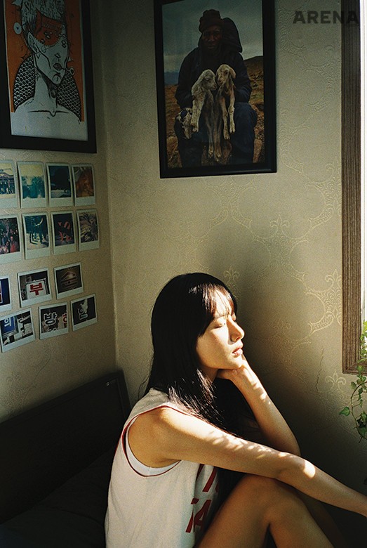 설아가 입은 흰색 상의는 리바이스, 데님 쇼츠는 스타일리스트 소장품.