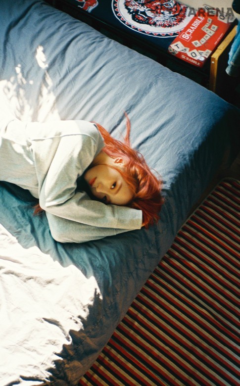 미기가 입은 회색 스웨트 셔츠는 앳코너 제품. 