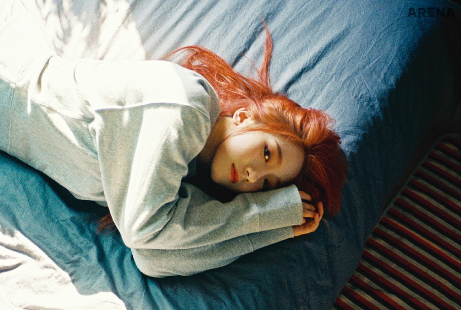 미기가 입은 회색 스웨트 셔츠는 앳코너 제품. 