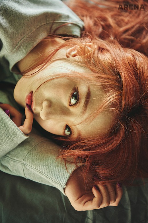 미기가 입은 회색 스웨트 셔츠는 앳코너 제품. 