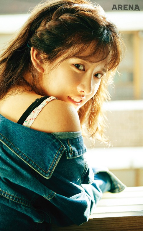 엑시가 입은 데님 재킷은 앤듀, 이너는 쟈딕, 양말은 스타일리스트 소장품. 