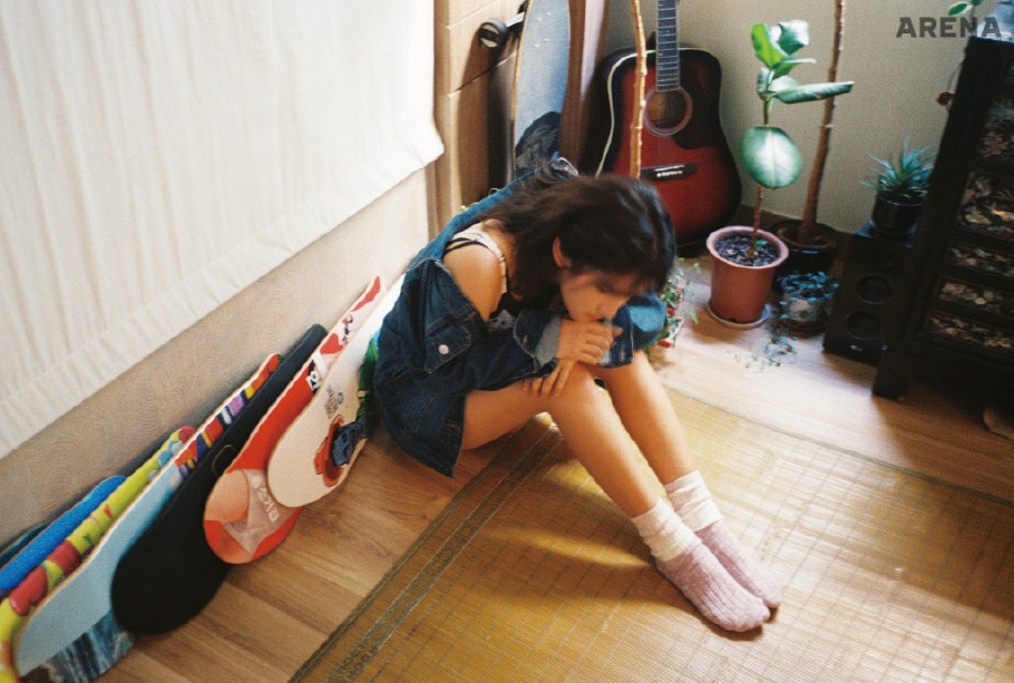 엑시가 입은 데님 재킷은 앤듀, 이너는 쟈딕, 양말은 스타일리스트 소장품. 