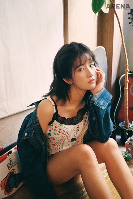 엑시가 입은 데님 재킷은 앤듀, 이너는 쟈딕, 양말은 스타일리스트 소장품. 