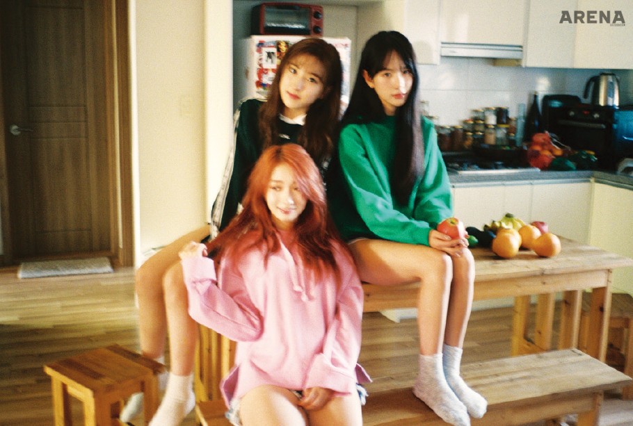 은서가 입은 스웨트 셔츠는 믹스엑스믹스 제품. 
설아가 입은 녹색 스웨트 셔츠는 스튜디오 톰보이 제품. 
미기가 입은 분홍색 후디는 앳코너, 쇼츠와 양말은 모두 스타일리스트 소장품.