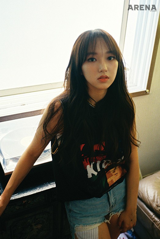 성소가 입은 검은색 민소매 티셔츠는 비에이블루, 데님 쇼츠와 양말은 모두 스타일리스트 소장품. 