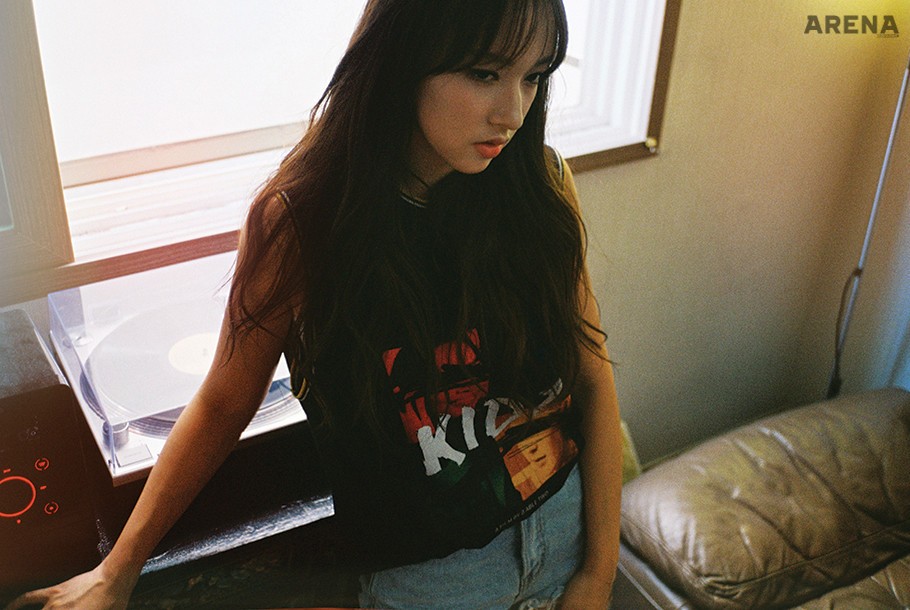 성소가 입은 검은색 민소매 티셔츠는 비에이블루, 데님 쇼츠와 양말은 모두 스타일리스트 소장품. 