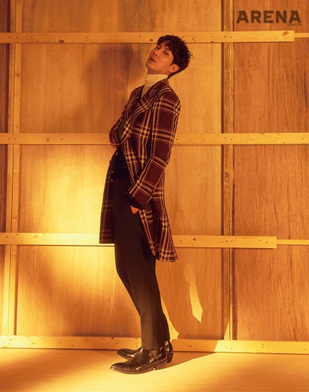 터틀넥 니트·벨벳 블루종·체크 코트·슬랙스는 모두 발리, 검은색 첼시 부츠는 벨루티 제품.