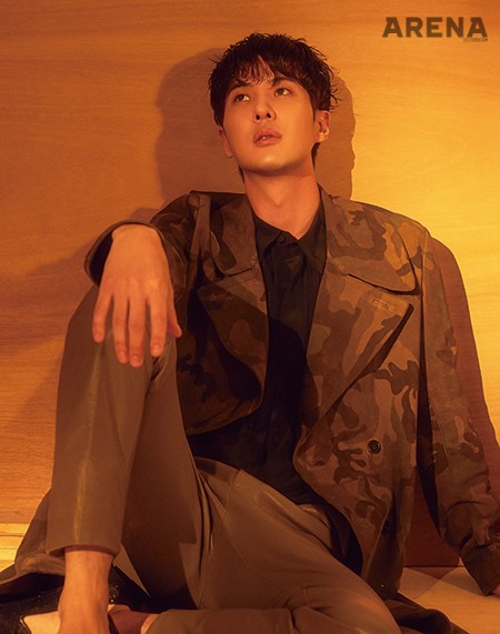 실키한 핀턱 셔츠·가죽 팬츠·카무플라주 스웨이드 트렌치코트는 모두 김서룡 옴므 제품.