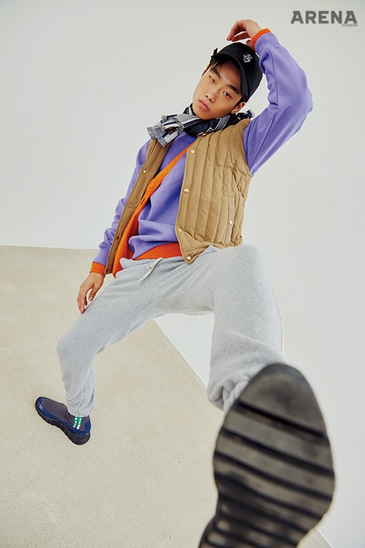 베이지색 패딩 조끼 13만9천원 커스텀멜로우, 연보라색 스웨트 셔츠 가격미정 해브어굿타임, 주황색 스웨터 30만원대 울리치, 옆에 라이닝 장식이 있는 회색 스웨트 팬츠 가격미정 구찌, 검은색 캡 6만8천원 바이브레이트, 스카프 가격미정 루이 비통, 몸을 가로질러 멘 주황색 가방 1만9천원 커버낫, 스니커즈 가격미정 펜디 제품. 