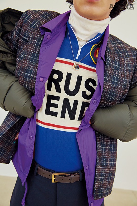 진회색 패딩 아우터 29만9천원·남색 바지 가격미정 모두 H&M, 체크 패턴 더블브레스트 재킷 1백37만원 폴 스미스, 보라색 코치 재킷 가격미정 해브어굿타임, 레터링 장식 집업 티셔츠 91만원 펜디, 흰색 실크 터틀넥 스웨터 1백70만원대 에르메네질도 제냐 꾸뛰르, 참이 달린 목걸이 가격미정 루이 비통, 갈색 벨트 가격미정 구찌 제품. 