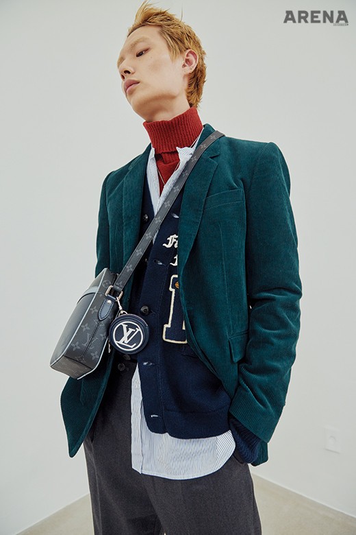 청록색 코듀로이 재킷 가격미정 노앙, 패치 장식이 돋보이는 남색 카디건 가격미정 폴로 랄프 로렌, 벽돌색 터틀넥 스웨터 메사제리에 by IMZ 프리미엄, 줄무늬 튜닉 셔츠·회색 배기팬츠·미니 크로스백·동전지갑 열쇠고리·목걸이 모두 가격미정 루이 비통 제품.