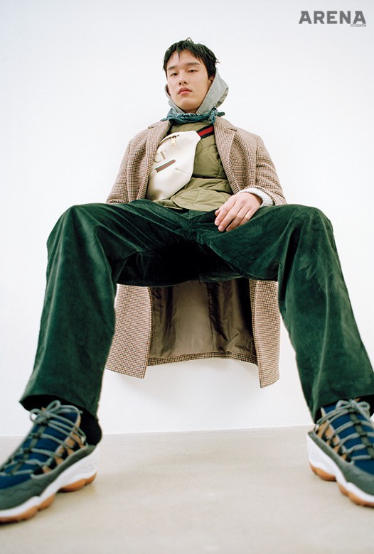 체크 패턴 코트 73만8천원 클럽 모나코, 버클로 여미는 패딩 조끼 45만8천원 로키 마운틴 페더베즈 by 플랫폼 플레이스, 연회색 스웨터 29만8천원 노스 프로젝트 by 플랫폼 플레이스, 회색 후드 티셔츠 가격미정 에이카 화이트, 진녹색 코듀로이 바지 43만8천원 이즈네스 by 1LDK, 흰색 가죽 힙색 가격미정 구찌, 운동화 가격미정 리복 제품. 