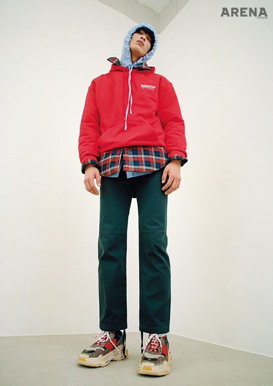 후드가 달린 셔츠·패딩 체크 셔츠·빨간색 후드 티셔츠·남색 바지·구조적인 스니커즈 모두 가격미정 발렌시아가 제품. 
