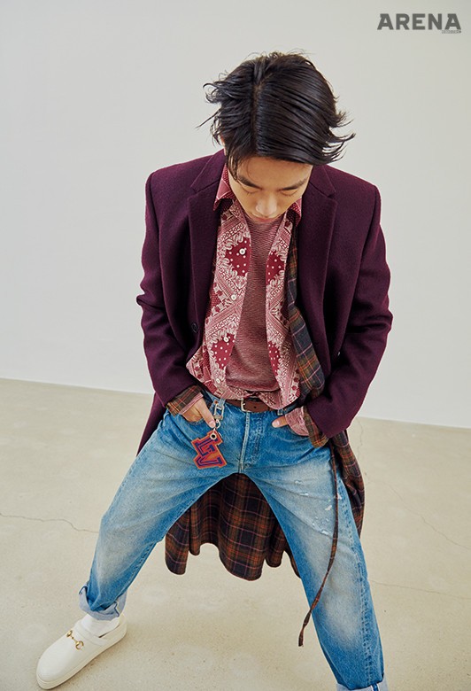 빗살 무늬 분홍색 터틀넥 니트·반다나 패턴 셔츠 모두 가격미정 오디너리 피플, 체크 패턴 로브 코트 가격미정 노앙, 와인색 싱글브레스트 코트 가격미정 코스, 청바지 25만원 리바이스, 갈색 가죽 벨트 가격미정 폴로 랄프 로렌, LV 로고 키링 가격미정 루이 비통, 앞코가 뭉툭한 슬리퍼 가격미정 구찌 제품.