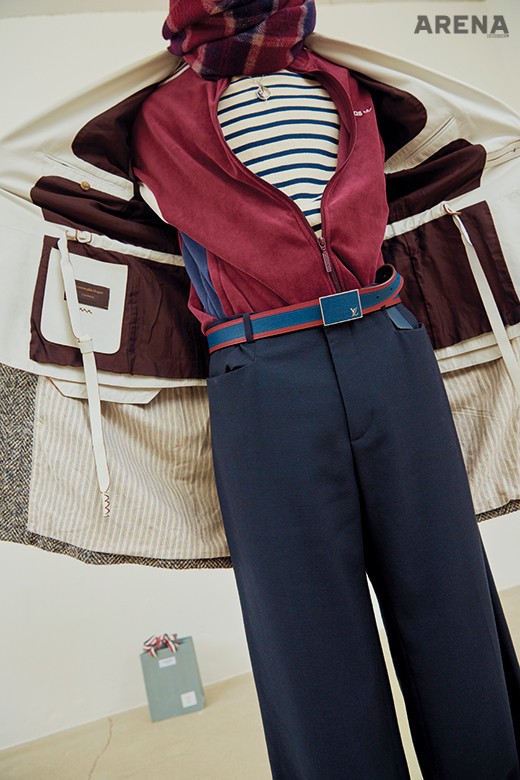 회색 트위드 더블브레스트 코트 1백19만원 치르콜로 1901 by IMZ 프리미엄, 안쪽에 스트링이 달린 흰색 가죽 재킷 3백만원대 에르메네질도 제냐 꾸뛰르, 줄무늬 모크넥 티셔츠 18만8천원 YMC, 벨루어 소재 트레이닝 재킷 11만9천원 아디다스 오리지널스, 통이 넓은 남색 바지 15만원 코스, 벨트·참이 달린 목걸이 모두 가격미정 루이 비통 제품.