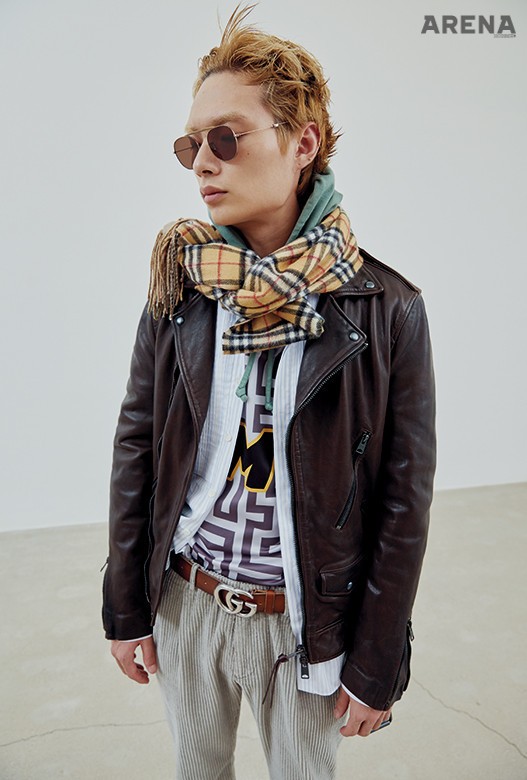 고동색 가죽 바이커 재킷 78만5천원 올세인츠, 줄무늬 핀턱 셔츠 89만원 발렌티노, 풀색 후드 티셔츠 31만8천원 유니버셜 프로덕트 by 1LDK, 기하학 패턴 위에 로고를 크게 프린트한 브이넥 티셔츠 12만8천원 YMC, 코듀로이 팬츠 34만9천원 베르위츠 by IMZ 프리미엄, 선글라스 30만원대 가렛라이트 by 한독, 로고 벨트 가격미정 구찌, 체크 패턴 스카프 1백5만원 버버리 제품. 