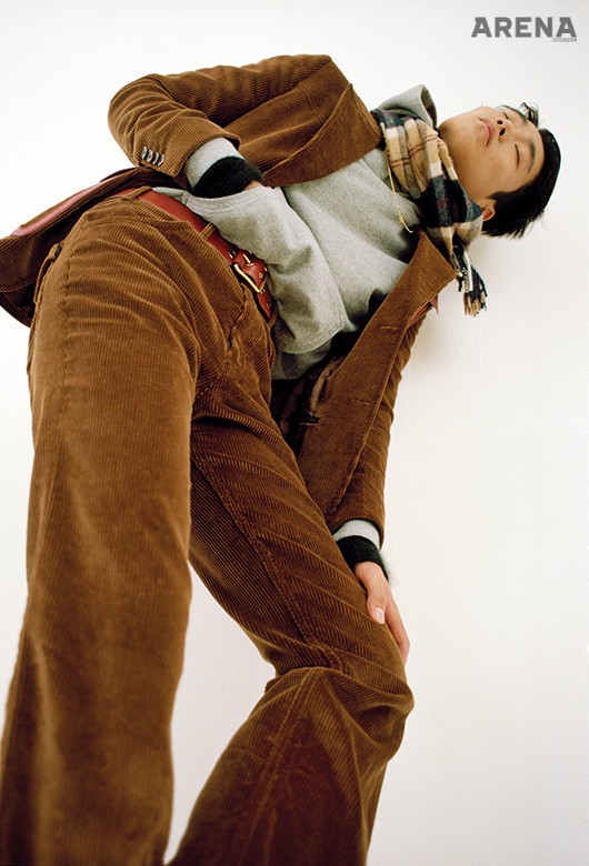 갈색 코듀로이 재킷·코듀로이 바지·검은색 앙고라 터틀넥 스웨터·벨트 모두 가격미정 프라다, 회색 후드 티셔츠 가격미정 에이카 화이트, 체크 머플러·금색 목걸이 모두 에디터 소장품. 