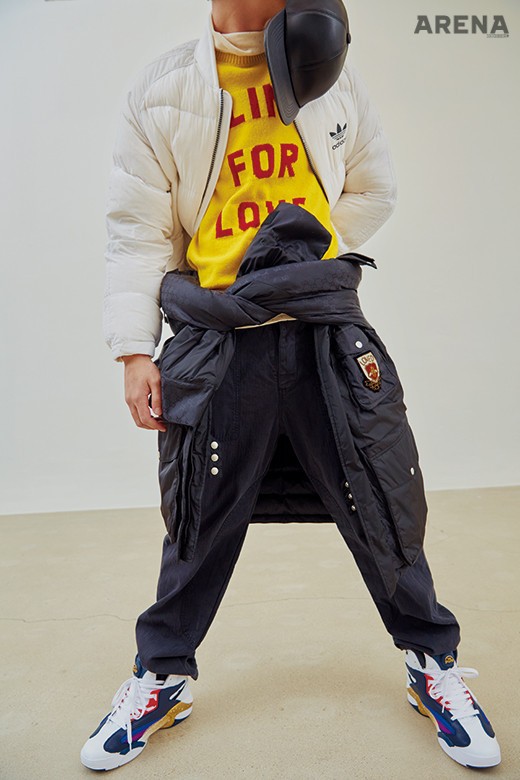 메시지를 새긴 노란색 스웨터·허리에 묶은 검은색 파카 모두 가격미정 구찌, 흰색 패딩 점퍼 29만9천원 아디다스 오리지널스, 진주 비즈를 장식한 터틀넥 티셔츠 가격미정 오디너리 피플, 카고 팬츠 19만8천원 YMC, 검은색 가죽 캡 가격미정 루이 비통, 농구화 가격미정 리복 제품. 