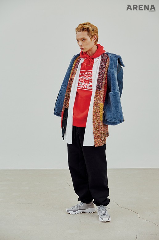 남색 시어링 재킷 4백37만원 폴 스미스, 낙엽색이 뒤섞인 패치워크 카디건 1백90만원 버버리, 흰색 롱 셔츠 가격미정 노앙, 빨간색 후드 티셔츠 8만9천원 리바이스, 검은색 트레이닝팬츠 가격미정 해브어굿타임, 회색 스니커즈 21만9천원 아디다스 오리지널스 제품. 