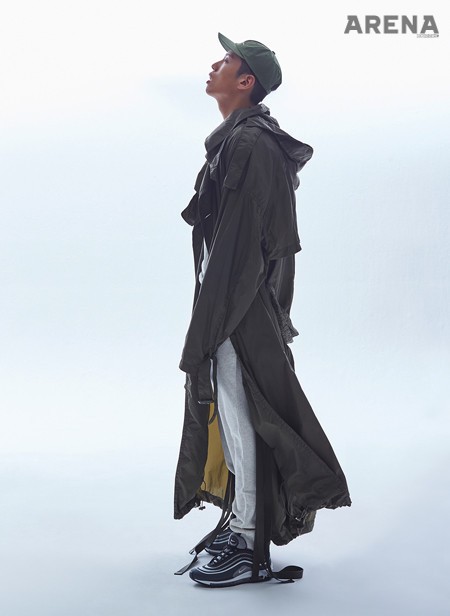 트레이닝 수트와 캡 모자는 모두 챔피온, 트렌치코트 준 지, 스니커즈는 나이키 스포츠웨어 제품.