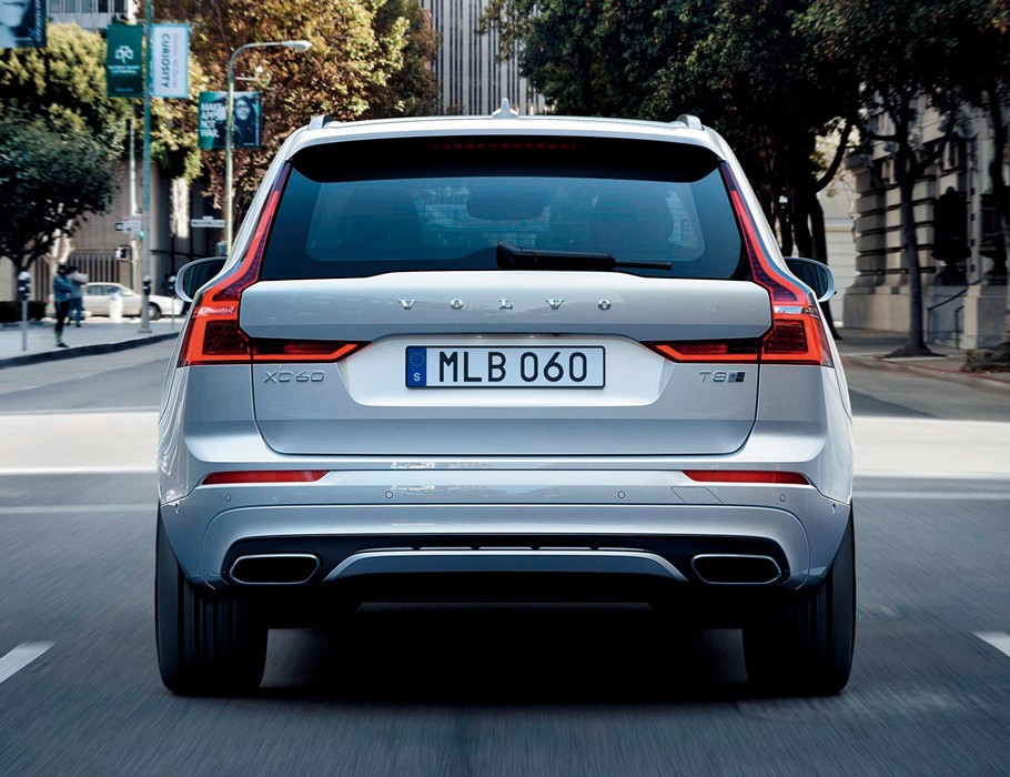 단단하고 고급스러운 뒷모습.