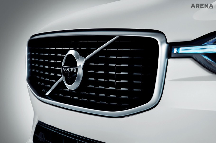 그릴의 옆면과 맞닿은 T자형 헤드램프.