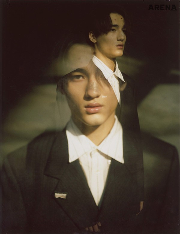 울 재킷·테일러드 팬츠·롱 셔츠·벨트·로고 버튼 모두 가격미정 발렌시아가 제품.