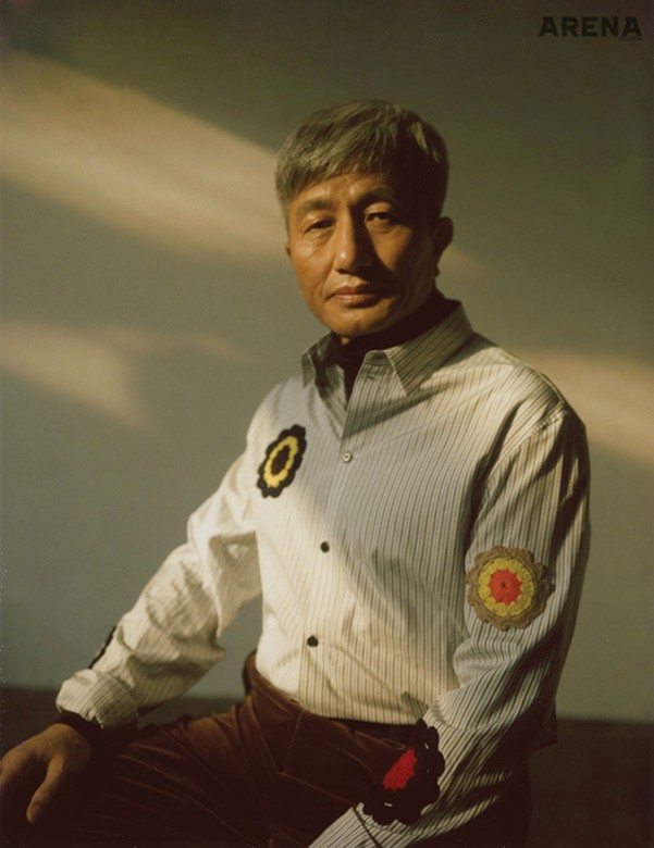 이너로 입은 와인색 터틀넥 니트·와인색 팬츠 모두 가격미정 에르메스, 크로셰 장식의 줄무늬 셔츠 가격미정 J.W. 앤더슨 제품.