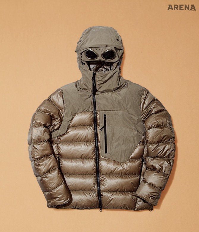 1 사선으로 떨어지는 지퍼와 후드에 달린 고글 등 범상치 않은 디테일이 돋보이는 다운 재킷 94만5천원 C.P. 컴퍼니 제품.