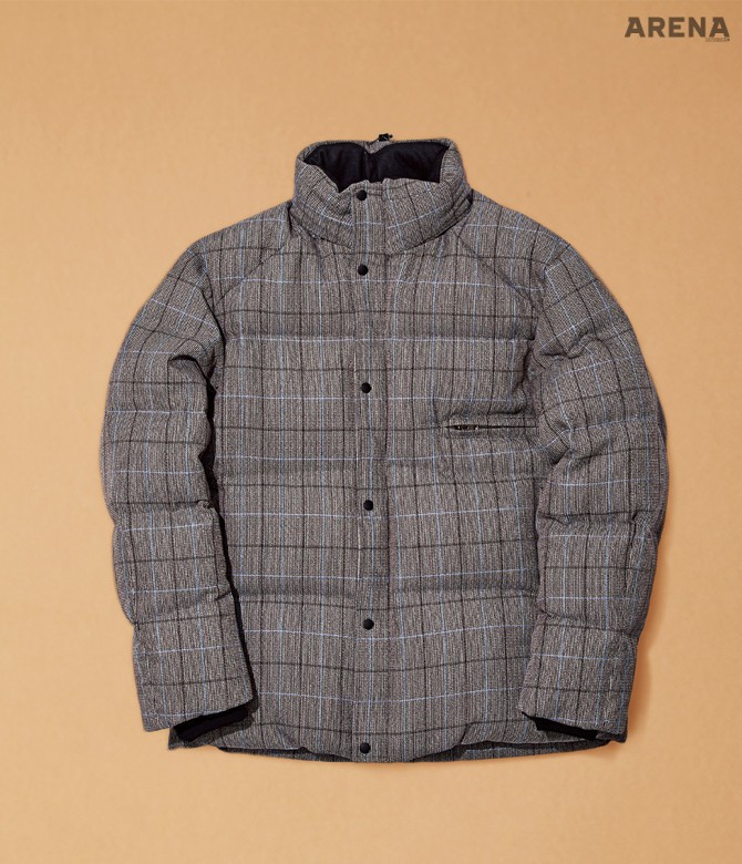 4 후드를 하이넥 칼라 안으로 수납할 수 있는 체크무늬 다운 점퍼 1백5만원 타임 옴므 제품.