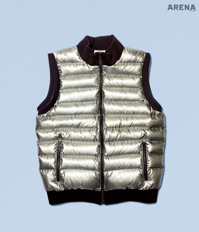 3 폴리에스테르 소재에 금속 성분을 진공 코팅해 금속과 같은 질감과 색상을 표현한 다운 베스트 32만원 코오롱스포츠 제품. 