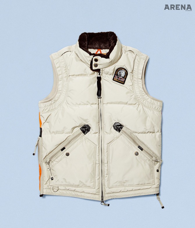 4 밑단의 옆선에 지퍼를 부착해 활동성을 보장하며 칼라 내피의 인조 털 장식이 포근함을 선사하는 다운 베스트 63만원 파라점퍼스 제품. 