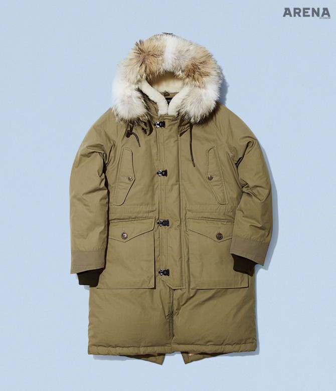 1 칼라 부분에 시어링을 덧대 후드를 떼고도 방풍 효과를 보장하는 모래색 다운 파카 1백87만원 이스트로그 by 솔티 서울 제품. 