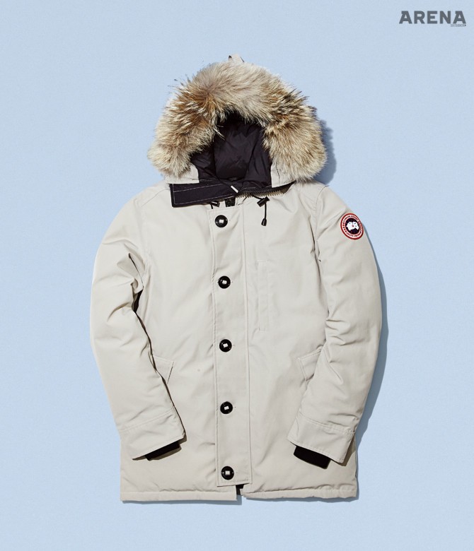 4 베이식한 디자인에 탈착이 가능한 코요테 퍼 후드가 달린 베이지색 다운 파카 1백8만원 캐나다 구스 by 비이커 제품. 