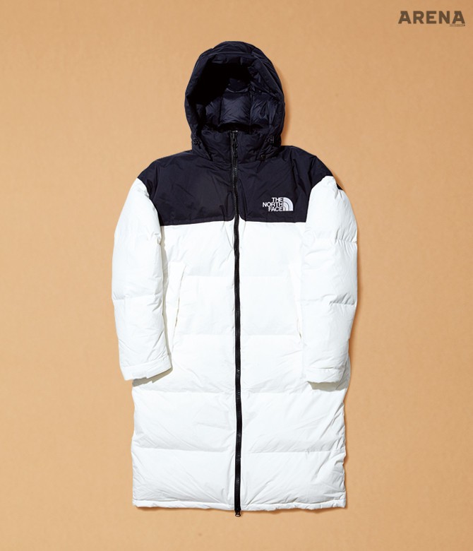 1 어깨선이 넉넉한 디자인으로 두툼하게 껴입어도 움직임이 편안한 배색 롱 패딩 점퍼 38만9천원 노스페이스 제품.
