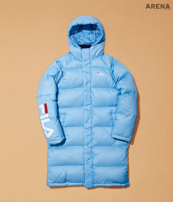 3 소매에 큼직한 로고를 더해 복고적인 분위기의 하늘색 롱 다운 점퍼 23만9천원 휠라 제품. 