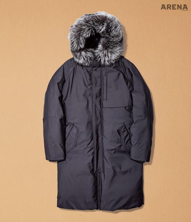 6 탈착이 가능한 풍성한 여우털 후드 퍼와 내피에 토끼털을 더한 간결한 디자인의 구스다운 패딩 점퍼 1백79만원 시스템 옴므 제품. 