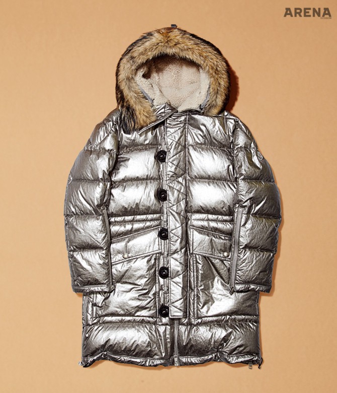 7 클래식한 다운 점퍼 디자인에 코팅 처리한 원단을 전면에 활용한 은색 롱 패딩 점퍼 가격미정 몽클레르 제품. 