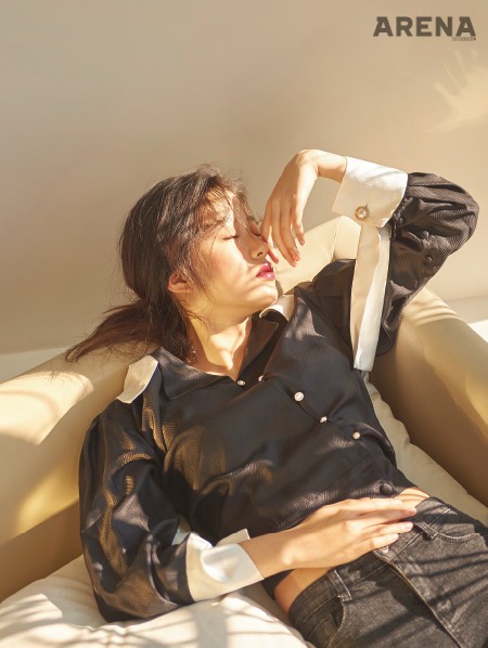 검은색 크롭트 셔츠는 카프리슈, 이어링은 밀튼아티카, 팬츠는 스타일리스트 소장품. 