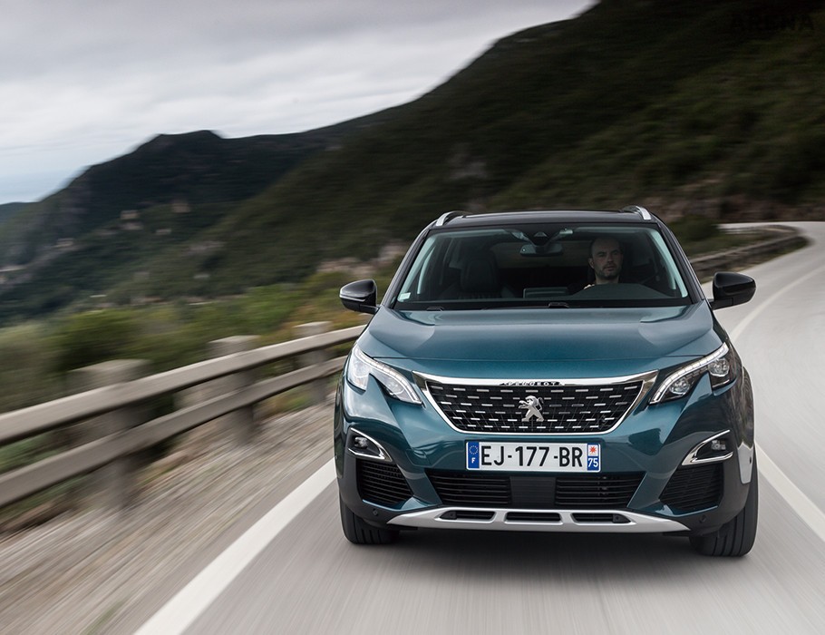 입체적인 전면부 그릴이 시선을 사로잡는다.