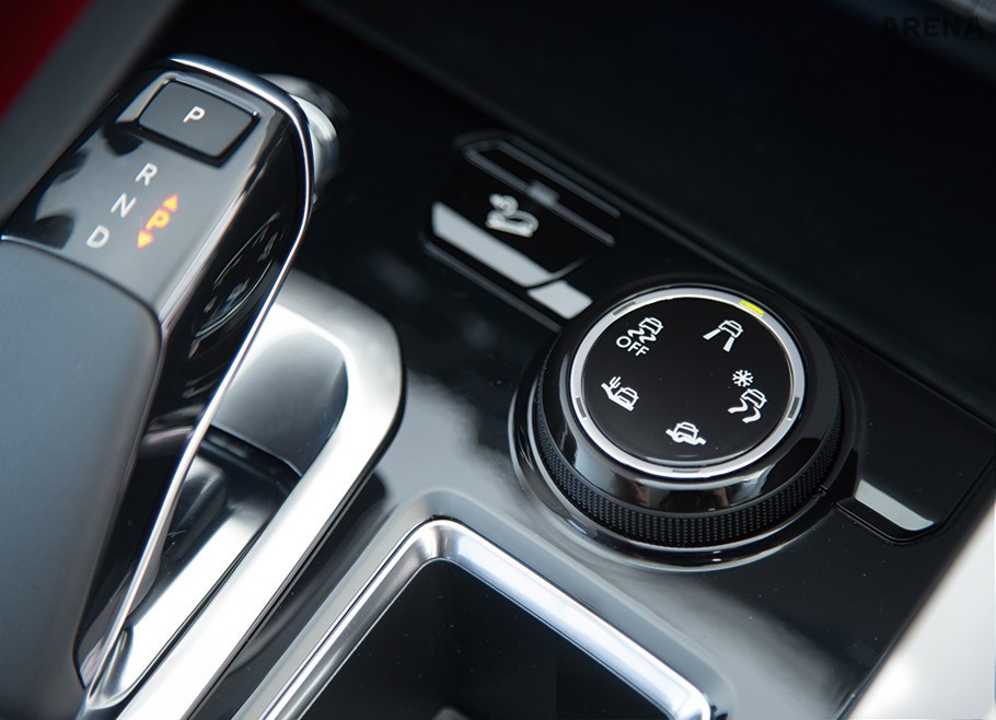 탐스러운 가지를 잡은 듯 손맛 좋은 기어 노브.