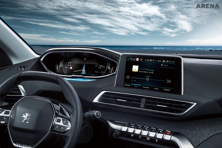 넓은 아이콕핏과 소구경 스티어링 휠.