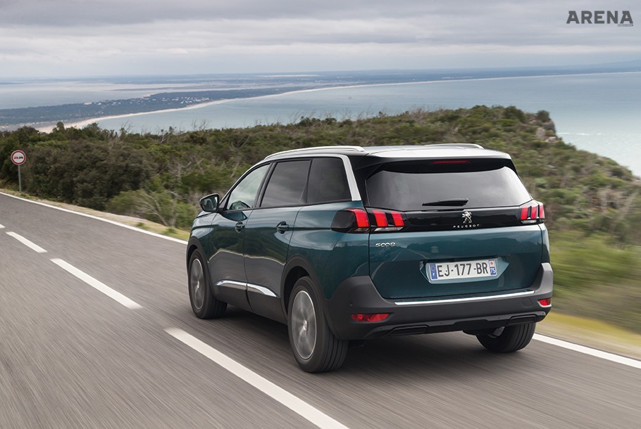 검은 띠를 두른 테일램프는 프랑스식 디테일이다.