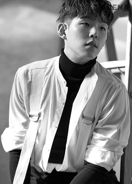 스트랩 디테일의 셔츠·검은색 터틀넥 니트·핀 스트라이프 팬츠 모두 포츠 1961 제품.